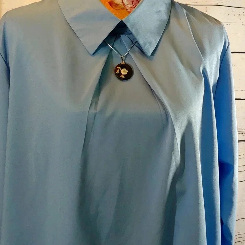Women's Blouse - Picture 7 of 9
